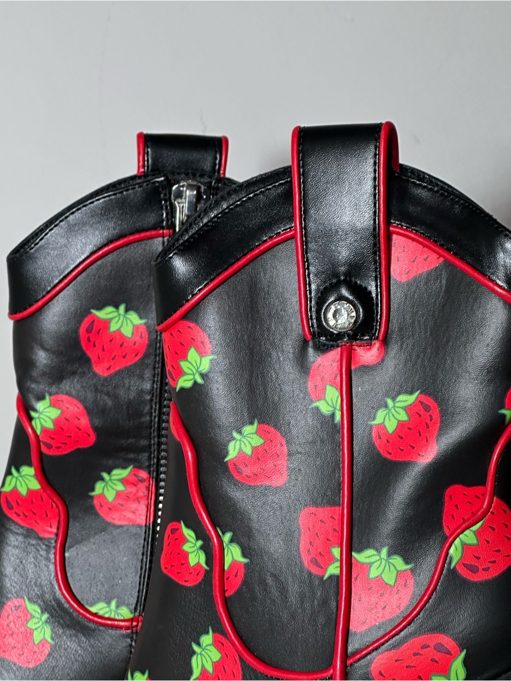 🍓 Strawberry Shortcake x Dolls Kill Meadow Greeting Size 7 🍓 - Picture 3 of 6